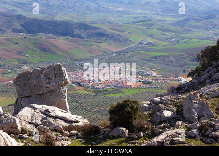 El Torcal de Antequera, Sierra del Torcal, Antequera, Málaga, Andalusien, Spanien.  Zeigen Sie bis zu Villanova De La Concepción an Stockfoto