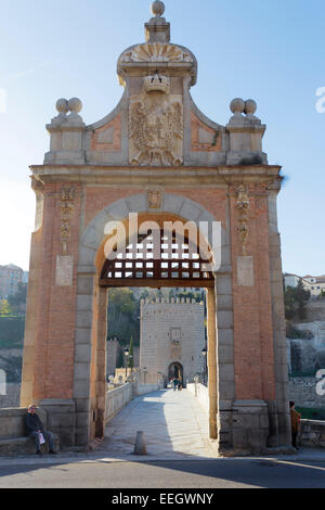 Toledo, Provinz Toledo, Castilla-La Mancha, Spanien. Die Alcantara Brücke über den Tejo. Stockfoto