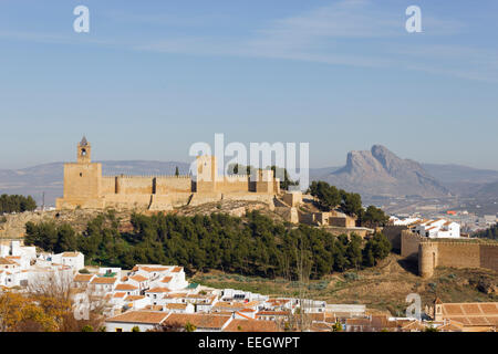 Antequera, Malaga, Andalusien, Spanien. Ansicht der Alcazaba mit dem Peña de Los Enamorados oder The Lover Rock. Stockfoto