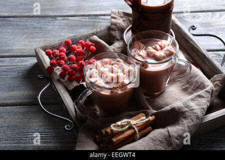 Kakao im Glas auf einem Tablett, dessert Stockfoto