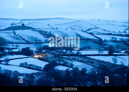 Mynydd Epynt, Powys, UK. 18. Januar 2015. Dämmerung fällt auf eine winterliche Landschaft von Mynydd Epynt-Hochmoor. Bildnachweis: Graham M. Lawrence/Alamy Live-Nachrichten. Stockfoto