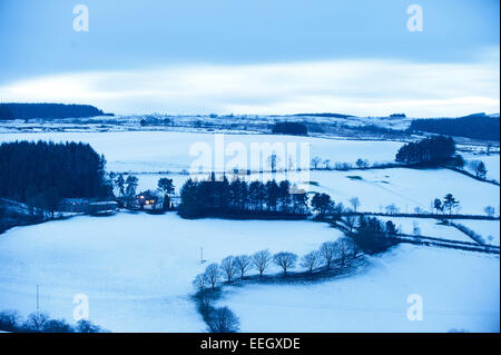 Mynydd Epynt, Powys, UK. 18. Januar 2015. Dämmerung fällt auf eine winterliche Landschaft von Mynydd Epynt-Hochmoor. Bildnachweis: Graham M. Lawrence/Alamy Live-Nachrichten. Stockfoto