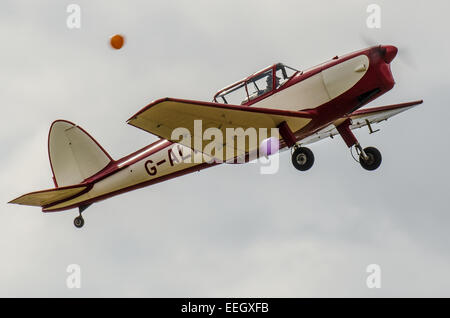 "Barnstorming" war eine beliebte Form der Unterhaltung in den 1920er Jahren, in denen Stuntpiloten Tricks mit Flugzeugen durchführen würden. Flugzeug platzen Ballons Stockfoto