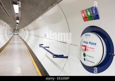 Lange Tunnel führt zu einem Aufzug auf die Londoner U-Bahn an der London Bridge mit einem Hilfspunkt, London, England, Vereinigtes Königreich Stockfoto