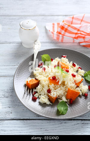 Reis mit einem Kürbis auf Teller, leckeres Essen Stockfoto