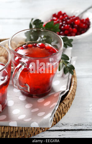 Tee aus Cranberry auf Tablett, Essen Stockfoto