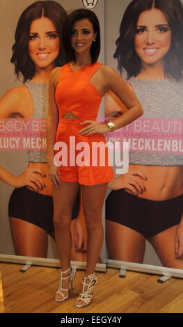 TV-Reality-Show-Star, Lucy Mecklenburgh startet ihre Fitness und Ernährung Guide "Sein Körper schön" bei einer Signierstunde, England, UK Stockfoto