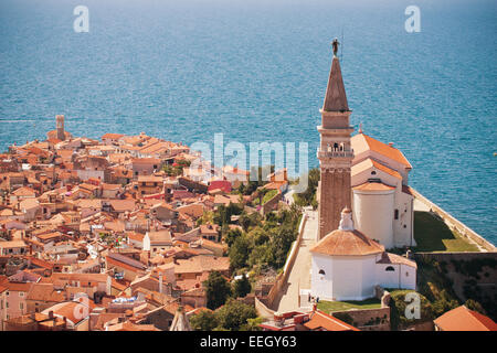 St.-Georgs Pfarrkirche in Altstadt Piran - Slowenien Stockfoto