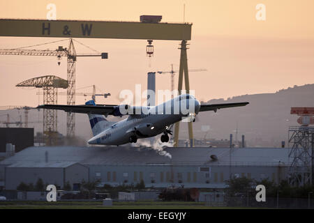 Aer Arann Flugzeug startet vom Flughafen Belfast harbour Stockfoto