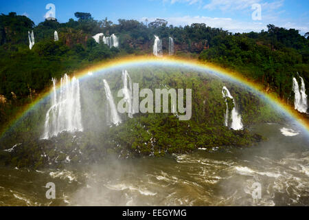 Voller Regenbogen über dem Dschungel und Fluss Iguacu Falls National Park parana Brasilien Iguazu Falls die Grenze zwischen Brasilien und Argentinien. Stockfoto