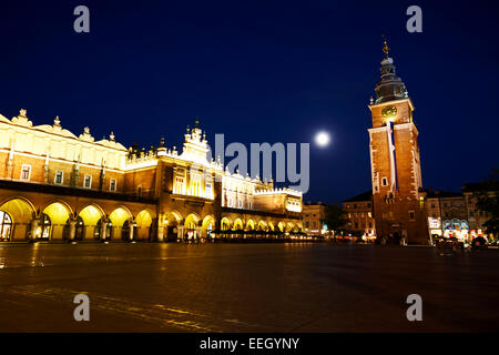 der Mondaufgang über Rynek Glowny Hauptplatz in der starren Miastro mit Krakau bei Nacht Tuch Hall Rathausturm Stockfoto