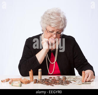 Reife Frau sorgen über das Geld für den Ruhestand Stockfoto