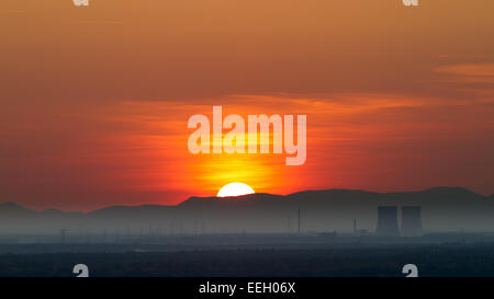 Panorama mit Kernkraftwerk in Philippsburg bei Sonnenuntergang, Deutschland Stockfoto