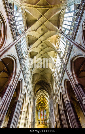 Innenansicht der Kathedrale des Heiligen Vitus, Wenzel und Adalbert. Stockfoto