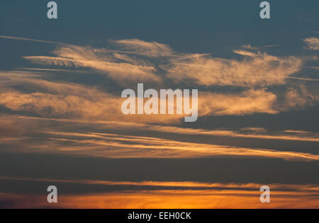 Orang-Utans Sonnenuntergang Himmel mit Spuren von Flugzeugen geflogen Stockfoto