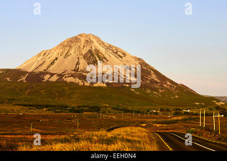 Sonnenuntergang über der Straße durch Donegal vorbei Errigal Mountain in County Donegal Ireland Stockfoto