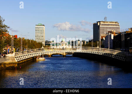 Ha'penny Liffey Brücke über den Fluss Liffey in zentralen Dublin Irland Stockfoto