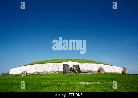 blauer Himmel über Bru Na Boinne Newgrange Grafschaft Meath Ireland Stockfoto