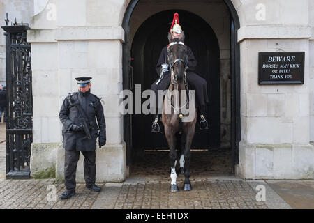 Bewaffnete Polizisten stehen Gardist Horseguards Whitehall London. Terror-Angriffe Terrorismus Sicherheit. Polizist-Maschinengewehr Stockfoto