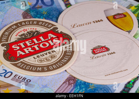 ENGLAND, LONDON - 11 November, 2014:Beermats von Stella Artois und Euro-Banknoten. Es hat in Leuven, Belgien, seit 19 gebraut Stockfoto