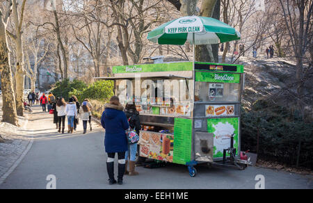 Ein NY Parks Abt. Konzessionär Essen Wagen verkauft eine Auswahl an leckeren Köstlichkeiten im Central Park in New York auf Samstag, 17. Januar 2015.  (© Richard B. Levine) Stockfoto