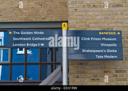 Richtungen zu unterzeichnen außen Southwark Kathedrale & Bankside auf London England Stockfoto