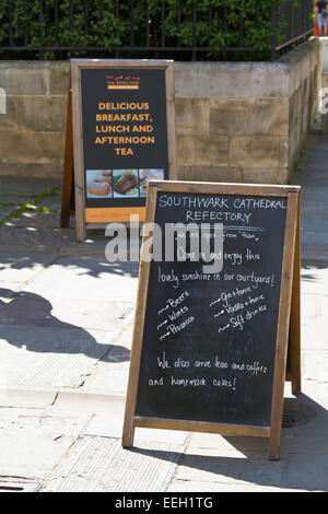 Lebensmittel A-Vorstand außerhalb Southwark Cathedral Refektorium auf London England Stockfoto