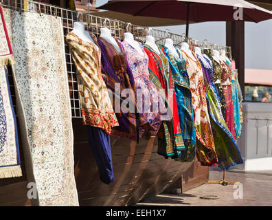 Frauen Kleidung und Teppiche zum Verkauf am Dubai Creek, Dubai, Vereinigte Arabische Emirate Stockfoto