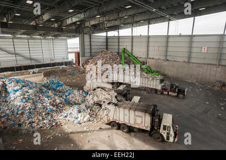 Müllwagen dump Müll im kritischen Bereich aus der Stadt Bordsteinkante recycling-Programm in der Sims kommunalen Recycling-Anlage in Sunset Park in Brooklyn in New York am Mittwoch, 14. Januar 2015. Eröffnet im Jahr 2013 verarbeitet die State-of-the-Art Anlage den Großteil der Stadt vermischt Bordsteinkante Wertstoffe. (© Richard B. Levine) Stockfoto