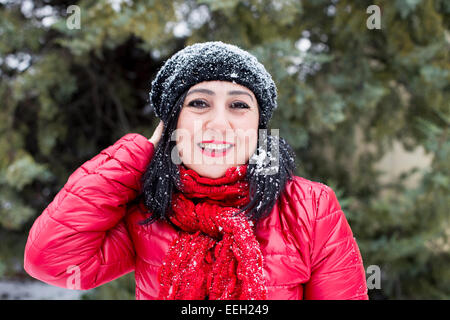Schwarzhaarige türkische Frauen posieren auf einem verschneiten Tag Stockfoto