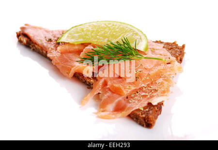 Frischer Lachs Sandwich auf weißem Hintergrund Stockfoto