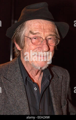 London, UK. 11. Januar 2015. Schauspieler Sir John Hurt besucht die Runway Show von Liam Gallaghers Modelinie "Ziemlich grün, Black Label" The London Ausgabe während London Sammlungen: Männer, die Menswear Fashionweek in London. Foto: Bettina Strenske Stockfoto