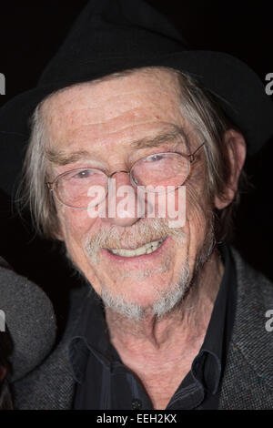 London, UK. 11. Januar 2015. Schauspieler Sir John Hurt besucht die Runway Show von Liam Gallaghers Modelinie "Ziemlich grün, Black Label" The London Ausgabe während London Sammlungen: Männer, die Menswear Fashionweek in London. Foto: Bettina Strenske Stockfoto