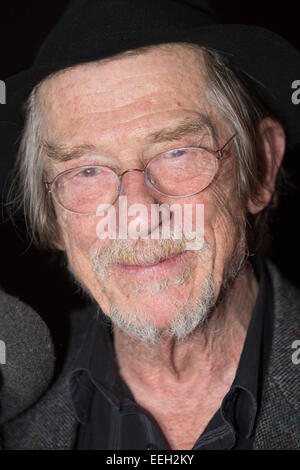 London, UK. 11. Januar 2015. Schauspieler Sir John Hurt besucht die Runway Show von Liam Gallaghers Modelinie "Ziemlich grün, Black Label" The London Ausgabe während London Sammlungen: Männer, die Menswear Fashionweek in London. Foto: Bettina Strenske Stockfoto