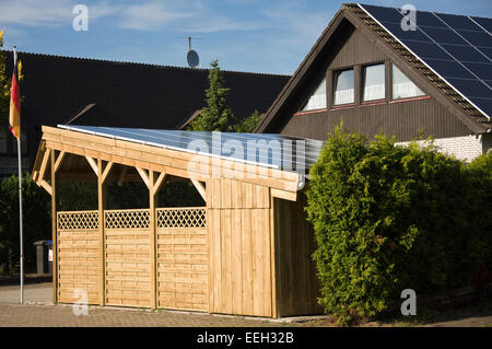 Solar-Carport "Sunport" Bereitstellung von Unterkünften und Ladeenergie für zwei Elektroautos oder Plug-in Hybriden wie BMW i8, e-Golf etc.. Stockfoto