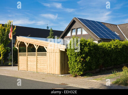 Solar-Carport "Sunport" Bereitstellung von Unterkünften und Ladeenergie für zwei Elektroautos oder Plug-in Hybrid wie BMW i8, e-Golf etc.. Stockfoto