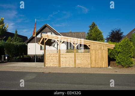 Solar-Carport "Sunport" Bereitstellung von Unterkünften und Ladeenergie für zwei Elektroautos oder Plug-in Hybrid wie BMW i8, e-Golf etc.. Stockfoto