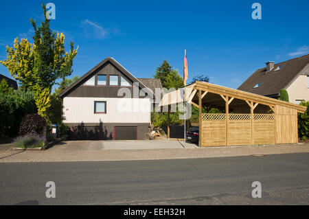 Solar-Carport "Sunport" Bereitstellung von Unterkünften und Ladeenergie für zwei Elektroautos oder Plug-in Hybrid wie BMW i8, e-Golf etc.. Stockfoto