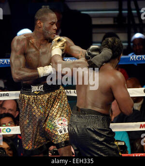 Las Vegas, NV, USA. 17. Januar 2015. (in Gld Stämme) Deontae Wilder geht 12 mit Bermane Stiverne Samstag im MGM Grand Hotel runden. Deontae Wilder holte den Sieg durch einstimmigen Beschluss den WBC-Schwergewichts-WM Titel in die USA zurückzubringen. Foto von gen Blevins/LA Daily News/ZumaPress © gen Blevins/ZUMA Draht/Alamy Live News Stockfoto