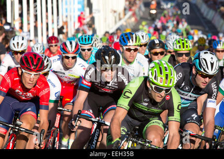 Adelaide, Australien. 18. Januar 2015. Fahrer zu verhandeln eine Wende bei der 2015 Tour Down Under in Australien. Marcel Kittel vom Team Giant-Alpecin fuhr fort, um zu gewinnen. Stockfoto