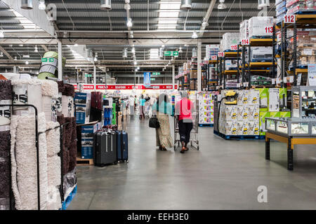 Innenraum der Groß-Supermarkt, Costco. Stockfoto