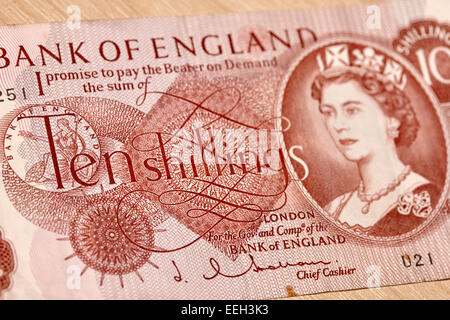 j Q Hollom Königin Elisabeth die zweite auf Pre Dezimal zehn Schilling Hinweis der Bank of england Stockfoto