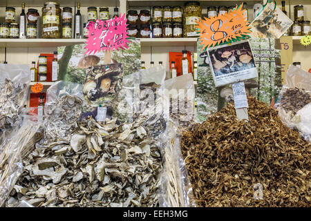 unglaubliche Vielfalt einschließlich getrocknet Gourmet Steinpilze in offenen Körben & Cellophan Pakete Mercato Centrale angezeigt Stockfoto