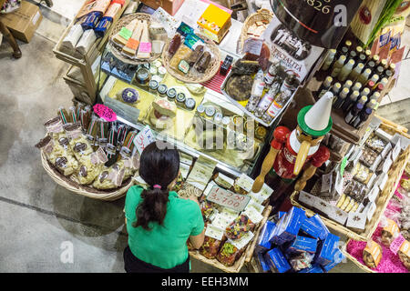 Blick hinunter auf Erdgeschoss Stall zu verkaufen Gourmet italienische Delikatessen Käse Nudeln Salami Schokoladen in Florenz Zentralmarkt Stockfoto