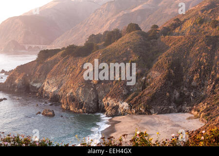 Big Sur Küste mit China Becken Beach und Big Creek Bridge südlich von Big Sur, Kalifornien. Blick vom Gamboa Point, dunstigen Sonnenuntergang. Stockfoto