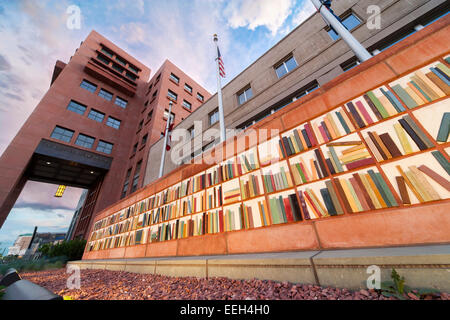 Denver Public Library außen mit Keramik Buch Kunstskulptur Stockfoto