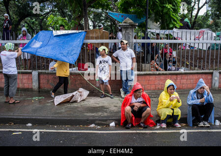 Manila, Philippinen. 18. Januar 2015. Römisch-katholische Gläubige verwenden Säcke, um Schutz vor dem Regen zu machen, während des Wartens auf die päpstliche Masse. Bildnachweis: Mark Z. Saludes/Pacific Presse/Alamy Live-Nachrichten Stockfoto