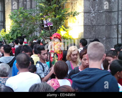 Manila, Philippinen. 18. Januar 2015. Tausende von katholischen Gläubigen strömen in Tondo Kirche bringen ihre Statuen von Sto. Nino oder Jesuskind für das jährliche fest vom Kinde Jesus, wo er mit die letzte heilige Messe des Papstes Francis an die Quirino-Tribüne zusammenfällt. Bildnachweis: Sherbien Dacalanio/Pacific Press/Alamy Live-Nachrichten Stockfoto