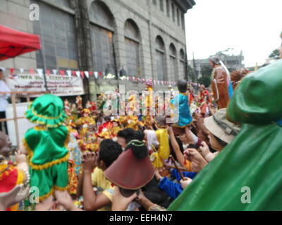 Manila, Philippinen. 18. Januar 2015. Tausende von katholischen Gläubigen strömen in Tondo Kirche bringen ihre Statuen von Sto. Nino oder Jesuskind für das jährliche fest vom Kinde Jesus, wo er mit die letzte heilige Messe des Papstes Francis an die Quirino-Tribüne zusammenfällt. Bildnachweis: Sherbien Dacalanio/Pacific Press/Alamy Live-Nachrichten Stockfoto