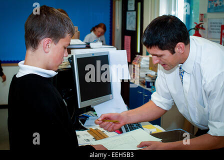 Lehrer mit Schülern in Klasse Radcliffe School in Stony Stratford, Milton Keynes, UK Stockfoto